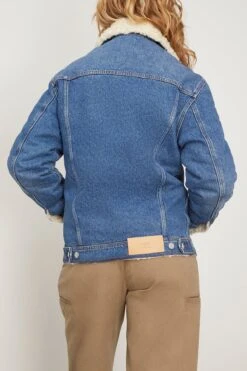 Trucker Jacket Lined With Synthetic Fur In Used Blue 9 Trucker Jacket Lined With Synthetic Fur In Used Blue -DOROTHE Clothing Shop ami TruckerJacketLinedwithSyntheticFurinUsedBlue 3