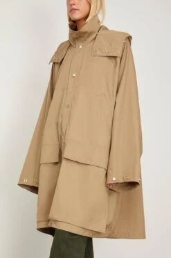 Lemaire Raincoat With Detachable Hood In Greige 9 Lemaire Raincoat With Detachable Hood In Greige -DOROTHE Clothing Shop lemaire RaincoatwithDetachableHoodinGreige 2