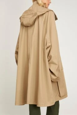 Lemaire Raincoat With Detachable Hood In Greige 10 Lemaire Raincoat With Detachable Hood In Greige -DOROTHE Clothing Shop lemaire RaincoatwithDetachableHoodinGreige 3