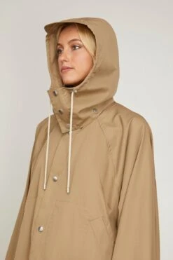 Lemaire Raincoat With Detachable Hood In Greige 11 Lemaire Raincoat With Detachable Hood In Greige -DOROTHE Clothing Shop lemaire RaincoatwithDetachableHoodinGreige 4