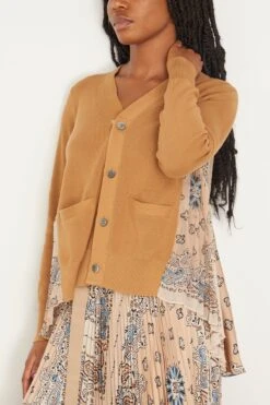 Sacai Bandana Print Knit Cardigan In Beige 8 Sacai Bandana Print Knit Cardigan In Beige -DOROTHE Clothing Shop sacai bandana print knit cardigan in beige 2