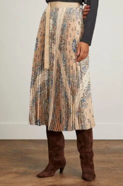 Sacai Bandana Print Skirt In Beige 8 Sacai Bandana Print Skirt In Beige -DOROTHE Clothing Shop sacai bandana print skirt in beige 2